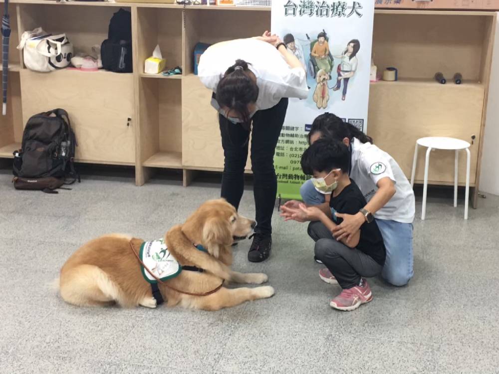 大墩分館辦理「與治療犬一起愛護動物大行動」講座
