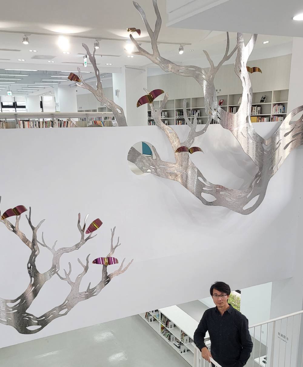藝術家郭國相專為上楓圖書館設計的公共藝術作品「育樹臨楓」