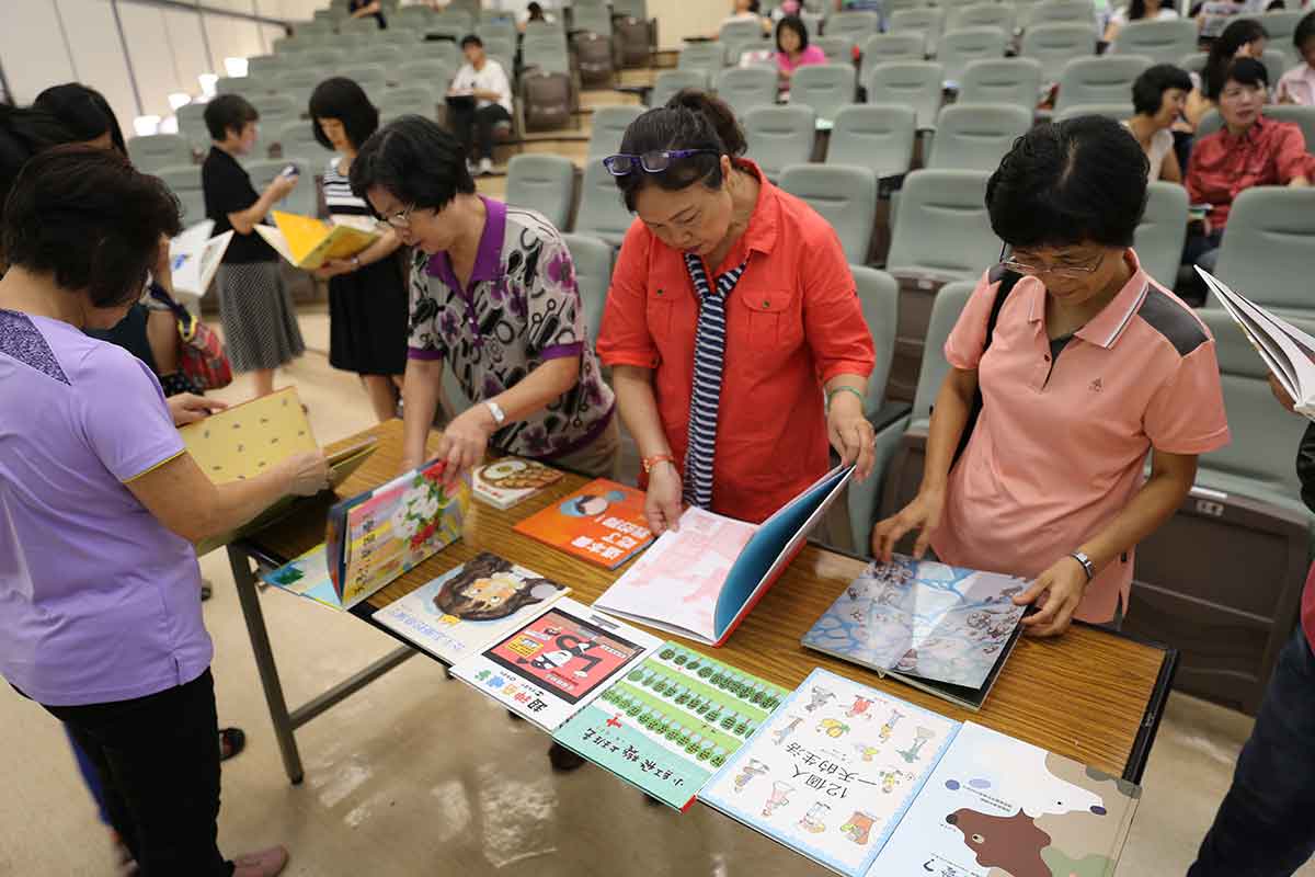 閱讀起步走專業志工培訓_志工翻閱各類經典繪本