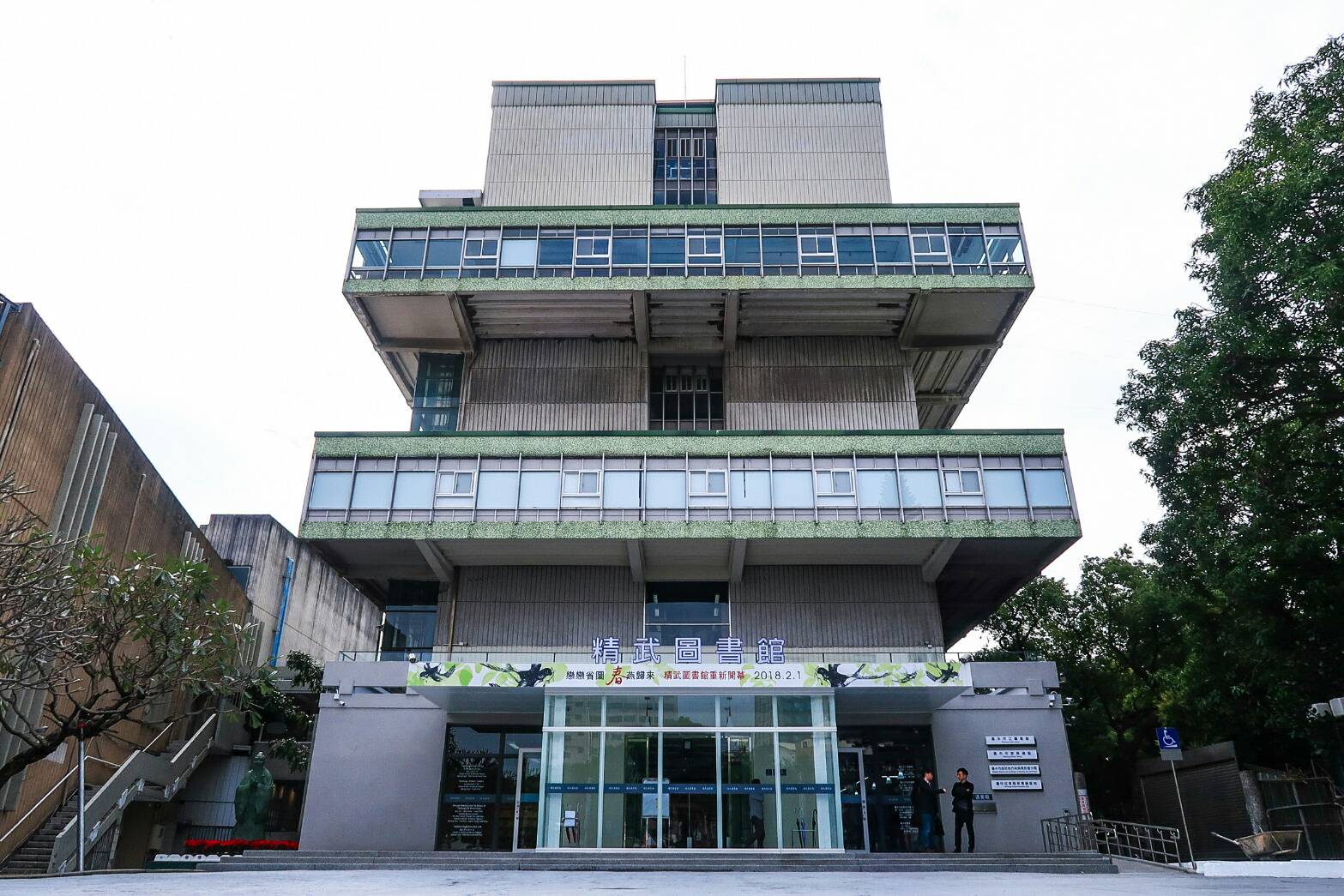 臺中市立圖書館精武分館正門口