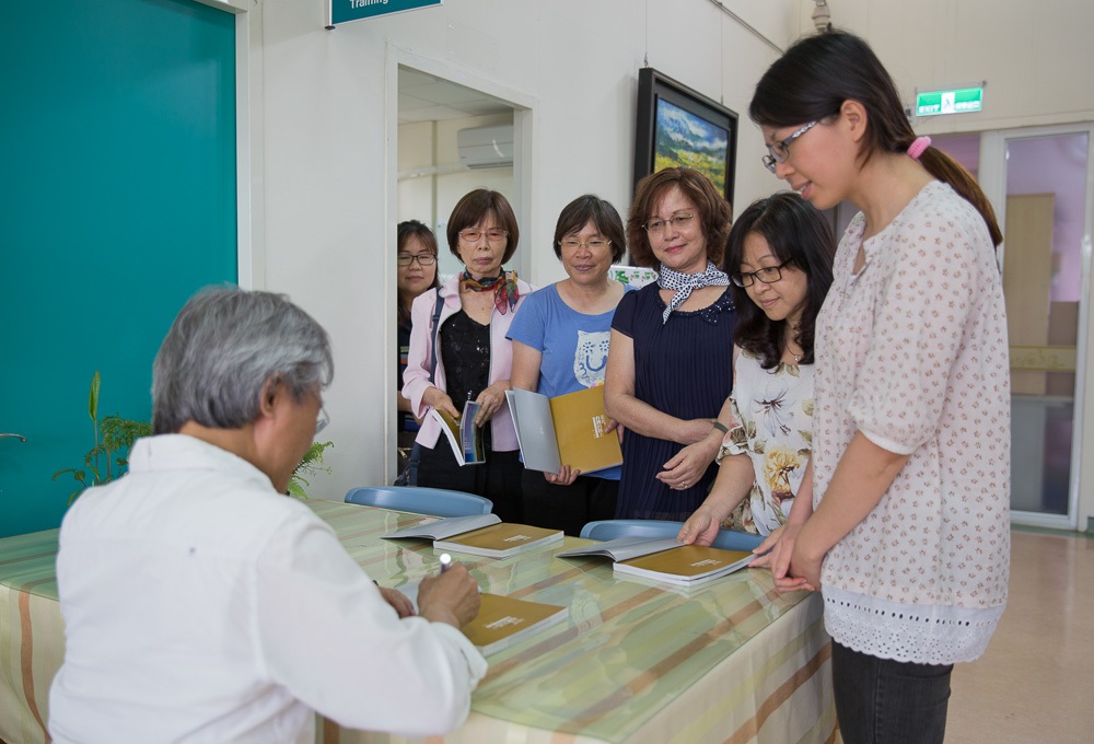 讀者現場踴躍要求簽書