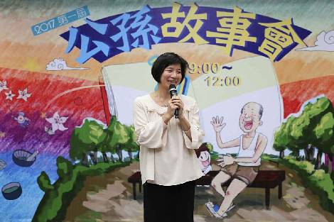 林依瑩副市長特別全家出席並鼓勵銀髮閱讀