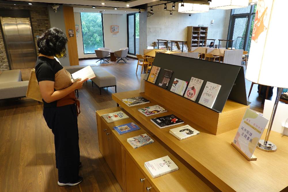 《看見·非形女子》延伸書展同步於李科永紀念圖書館展出，歡迎民眾借閱