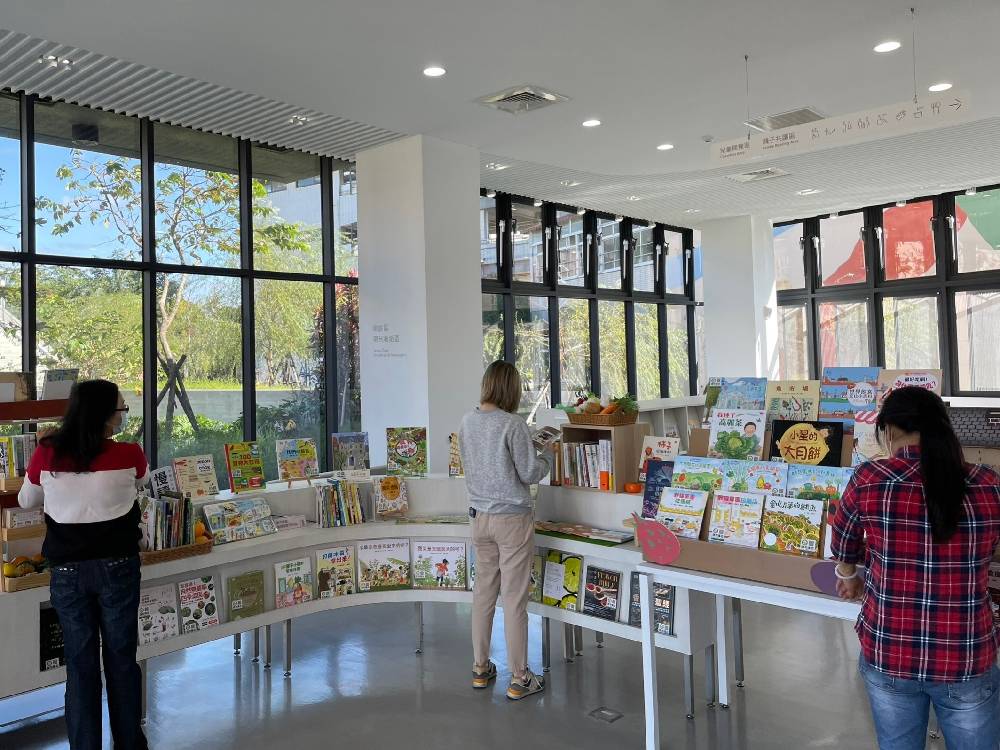 上楓圖書館以簡約的設計及自然光線的變化，歡迎民眾來閱讀