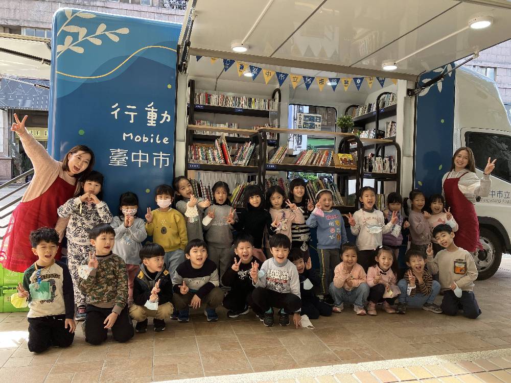 中市圖7部行動圖書車走入學校及社區，提供便捷閱讀服務