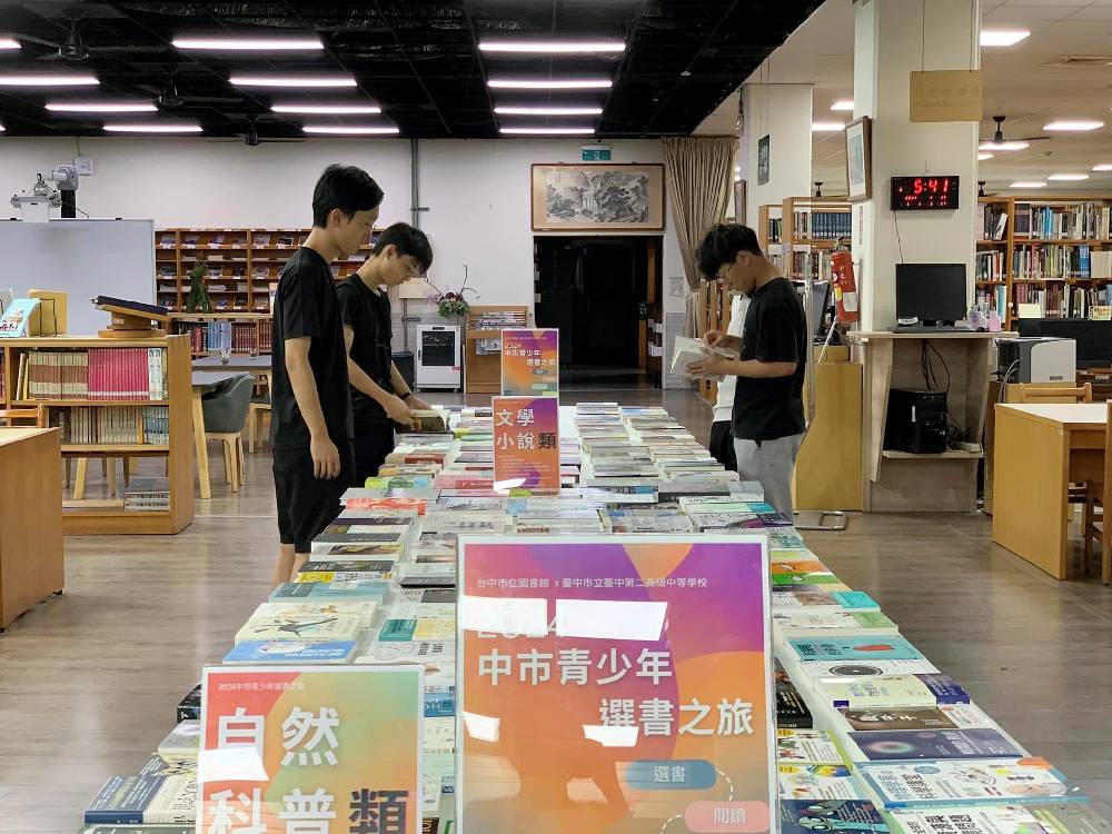 中市圖精選科普文學等類別超過百冊圖書直送中二中校園