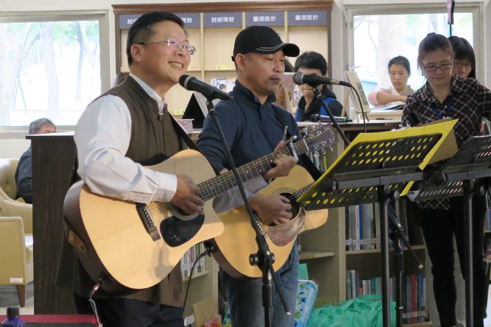 中市圖總館將於9月8日邀請音樂家張啟文及李國賜表演雙吉他，演唱多首膾炙人口的民歌，歡迎三代同堂、手牽手一起共襄盛舉