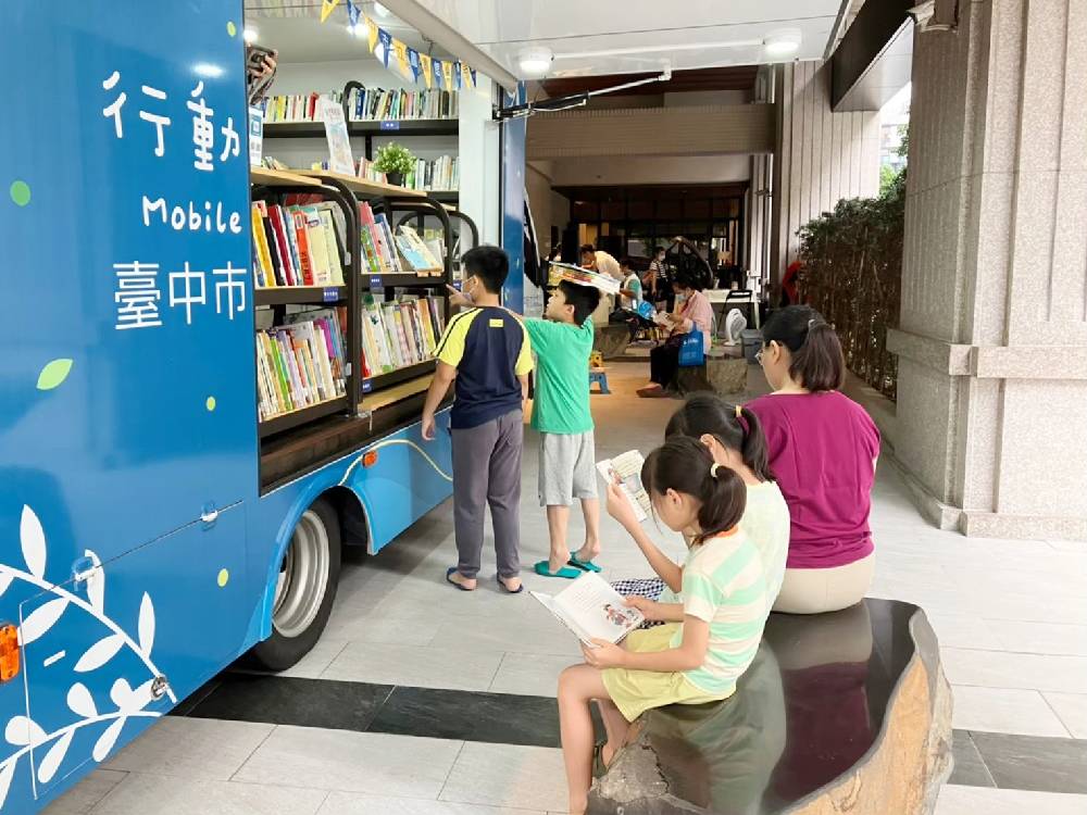 中市圖透過行動圖書車深入社區、校園與公共場域，將閱讀融入市民生活