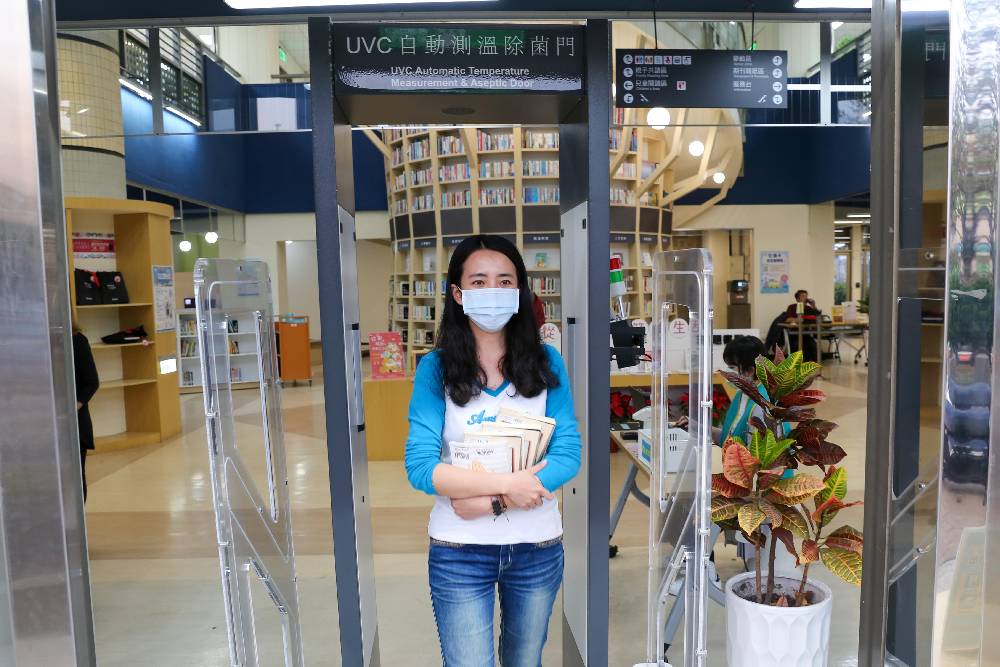 中市文化局全面提升圖書館的防疫整備，全新購置「ＵＶＣ自動測溫除菌門」