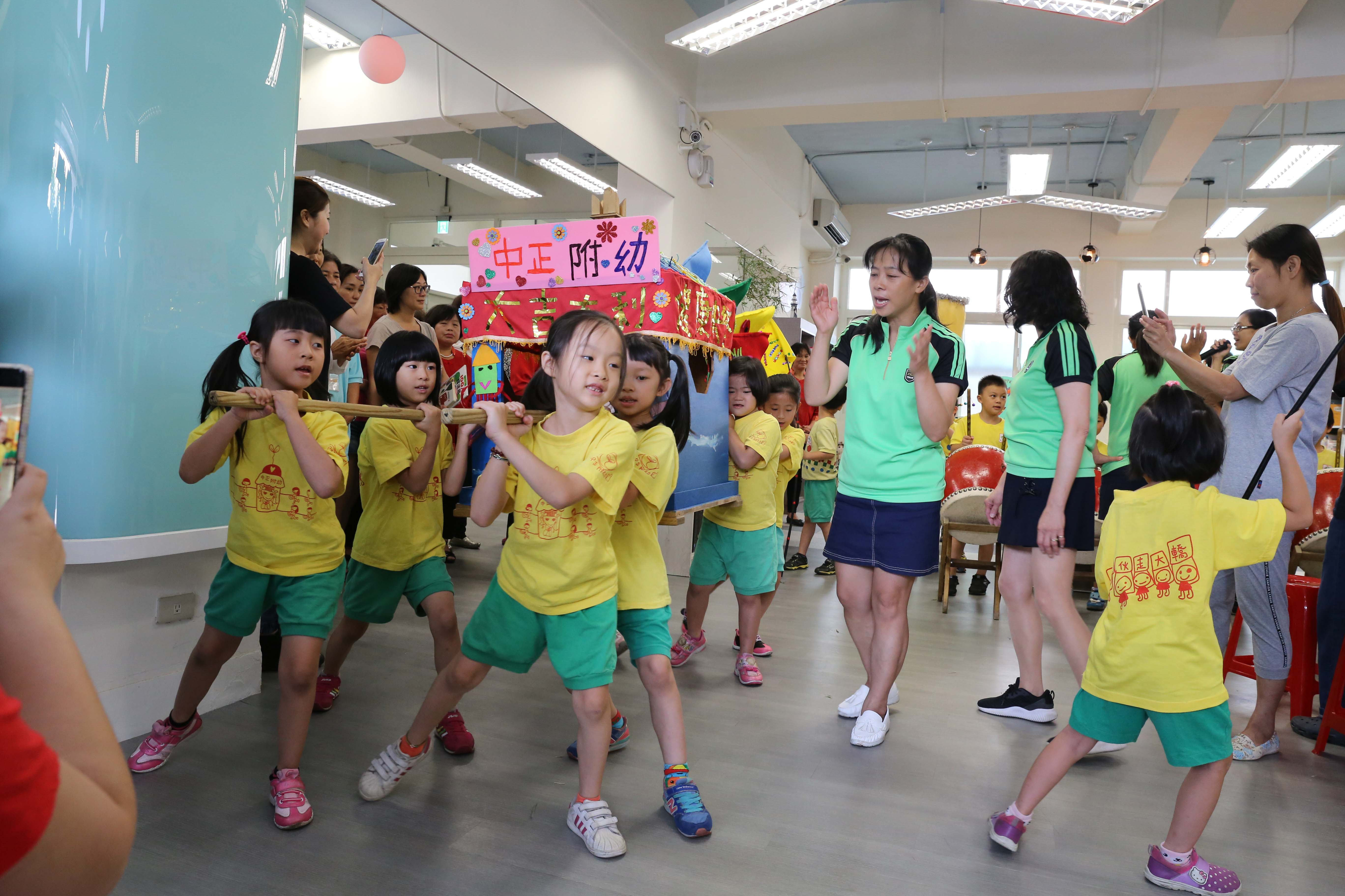 中正國小幼稚園帶來「梧棲走大轎」