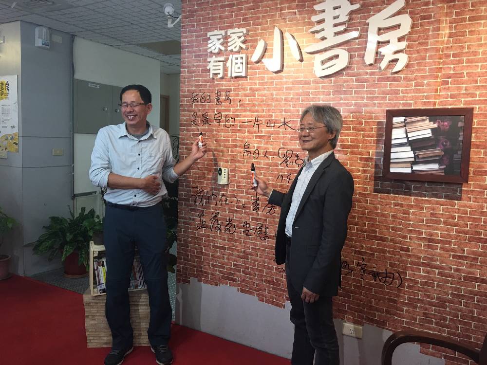 作家劉克襄(左)與王志誠局長(右)於小書房寫下送給臺中市民的句子