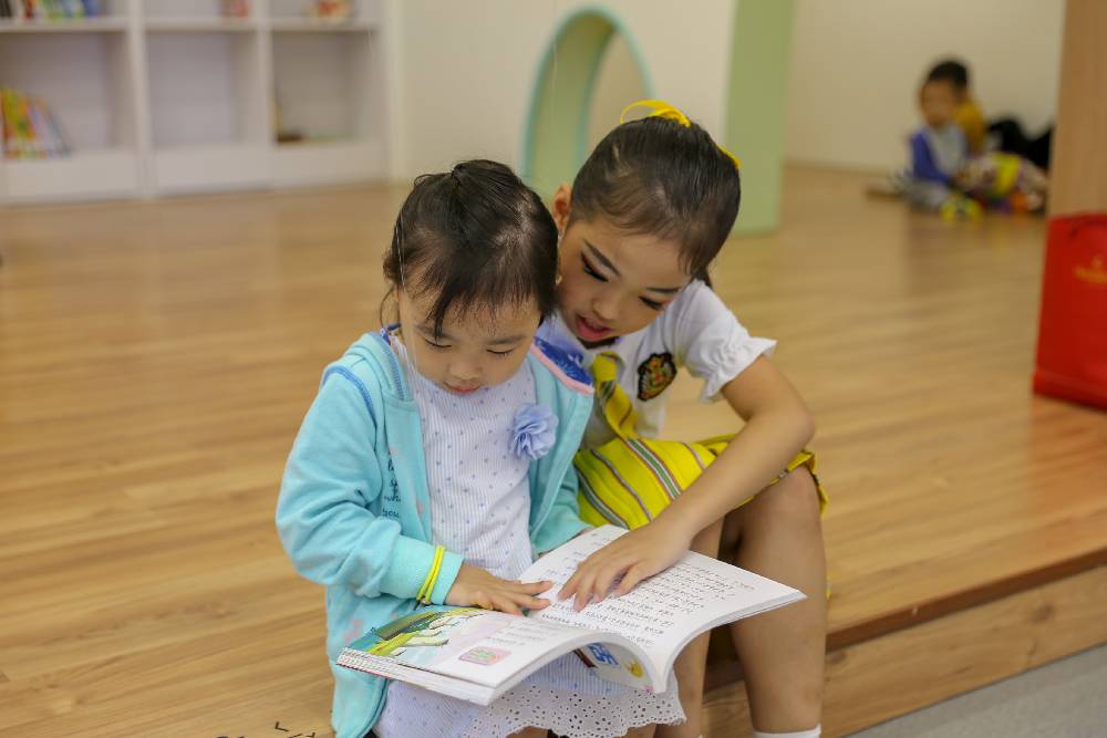 兒童區則以綠樹為主題，藉此呼應校園老樹，讓孩童得以在一片綠意盎然中自在閱讀