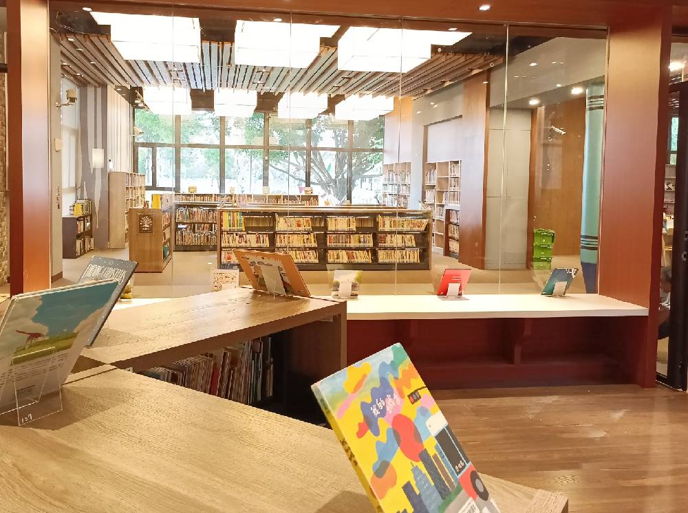 兒童閱讀區擴充藏書空間，讓小朋友可以輕鬆愉快地在閱讀
