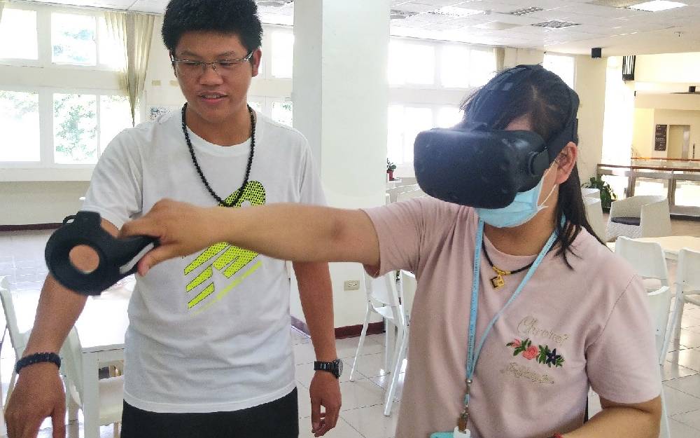 全國公共圖書館首創的VR虛擬實境體驗巡迴也在臺中開始囉！
