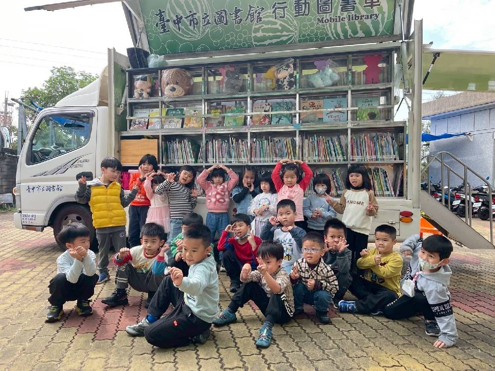 兩館閉館期間行動圖書車也持續巡迴社區與學校辦理閱讀推廣活動