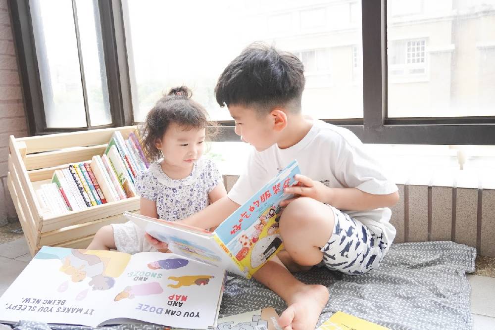 共讀是家中不可或缺的親子時光，歡迎來到陽光閱讀角