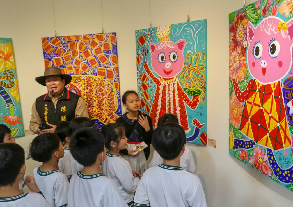 參觀畫展的四張犁國小小朋友們紛紛驚訝，原來繪畫是可以這麼樣的多元繽紛