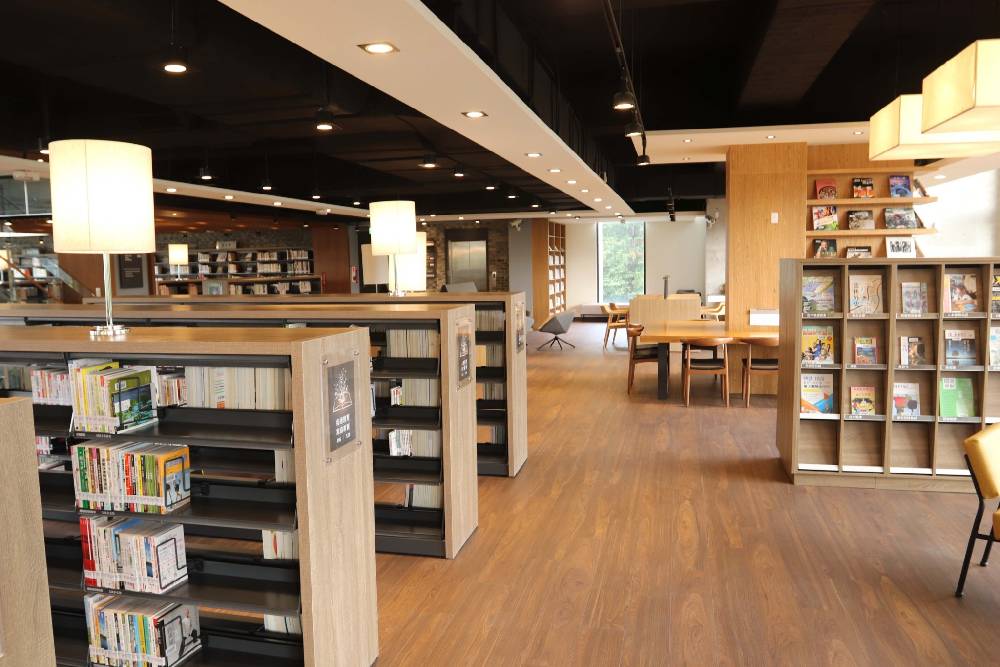 台中市李科永圖書館二樓為期刊報紙區、樂齡區、親職教養圖書區及開架閱覽區
