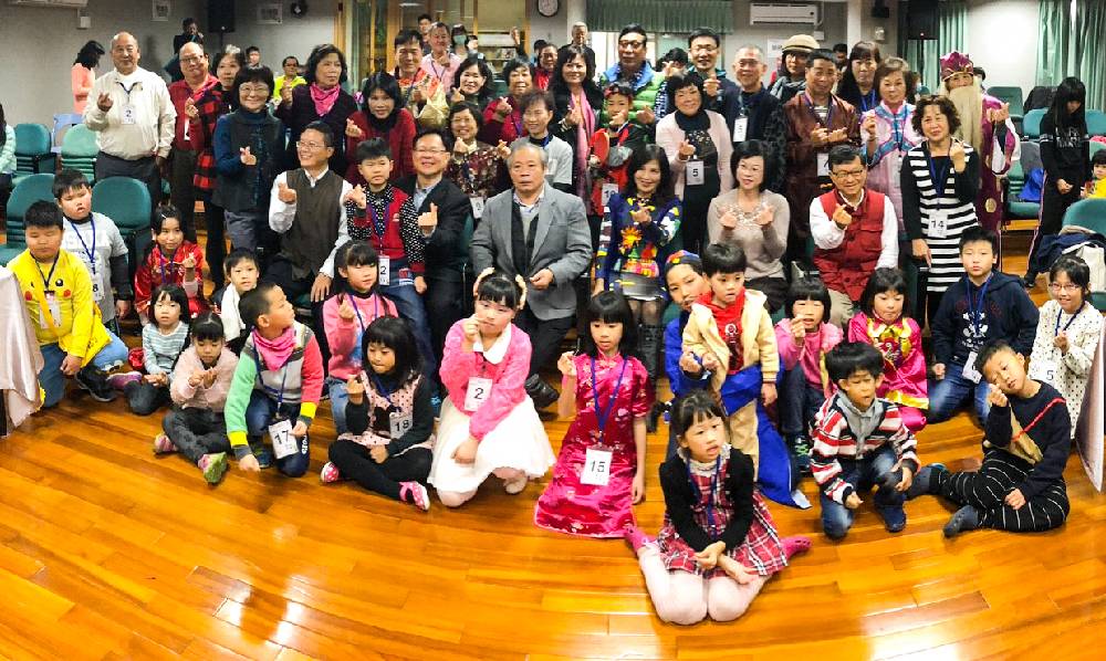 臺中市立圖書館舉辦公孫故事會，多達20組祖孫透過母語一起說故事。
