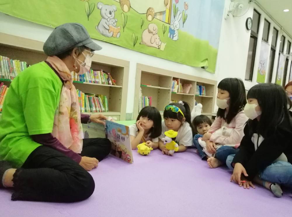 台中故事協會培訓志工在圖書館、文學館、育幼院、兒童之家等地說駐點故事