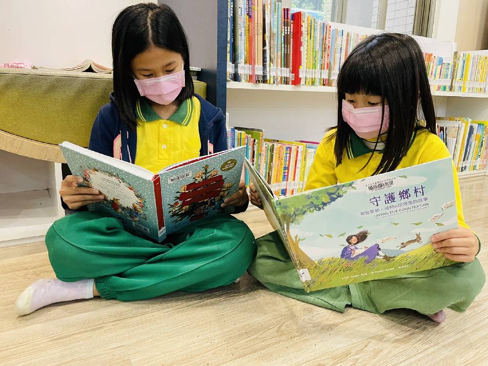 圖書館內小朋友開心閱讀繪本
