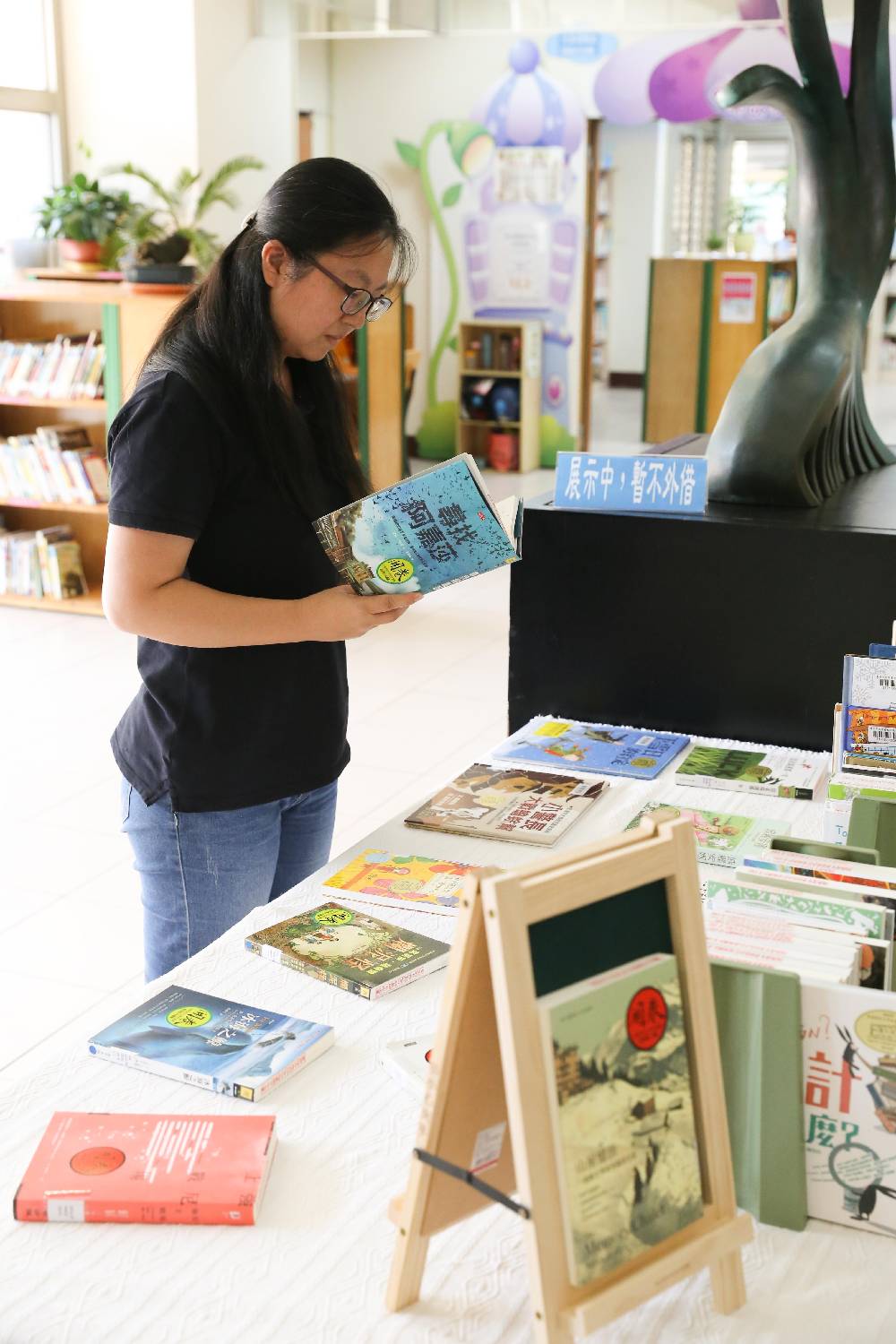 圖書館提供主題書展供民眾閱讀