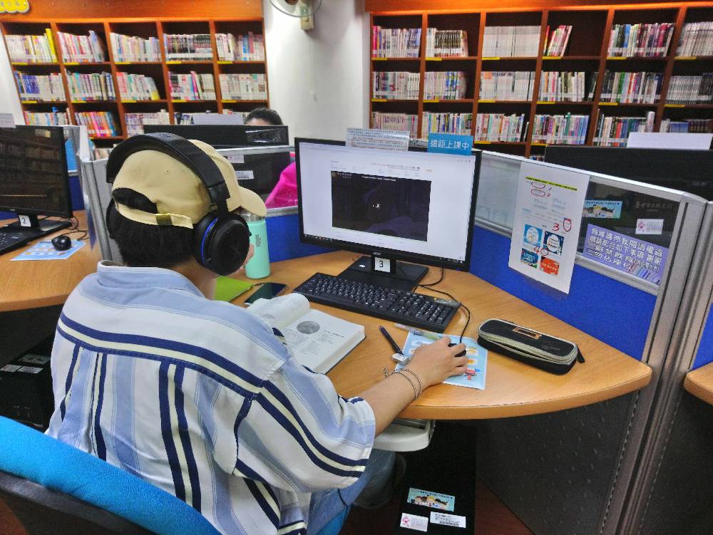 圖書館提供公用電腦便利學生進行遠距教學