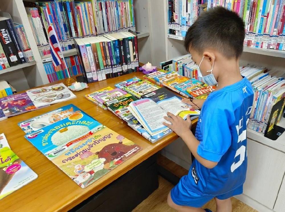 圖書館提供母語繪本及童書，讓新二代子女透過閱讀了解家鄉文化