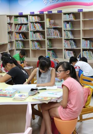 團書館假日可見許多閱讀的青少年