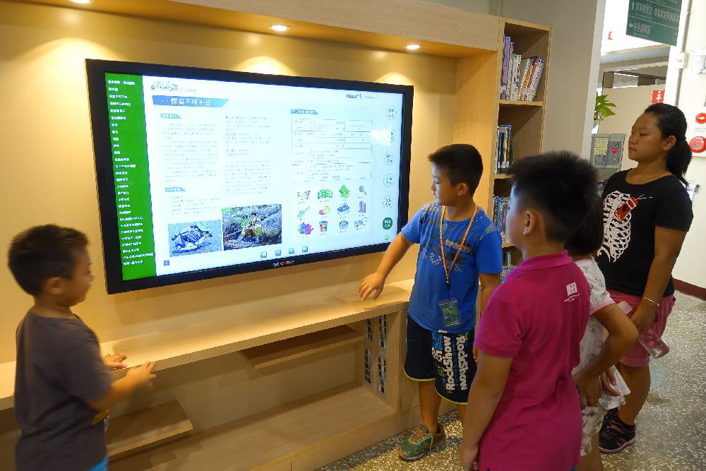 大安分館提供互動裝置讓民眾能體驗了解自然生態
