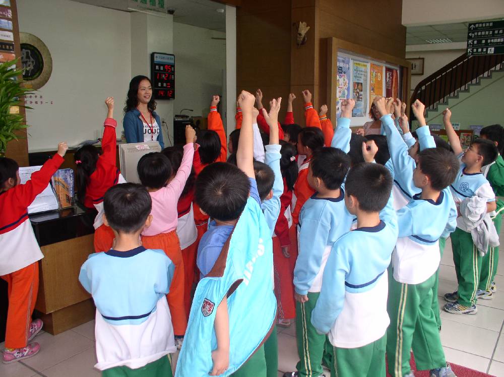 大安分館與在地遊覽車業合作，每學期載著幼兒園、國中小學校戶外教學至圖書館推廣圖書館利用教育