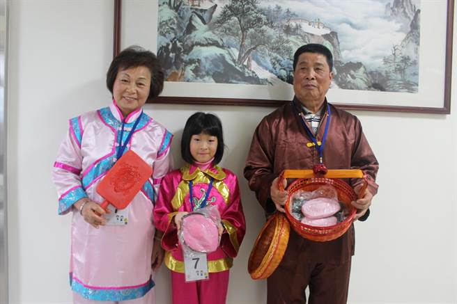 大楊國小3年級生林珮潔，與祖父母表演紅龜粿。