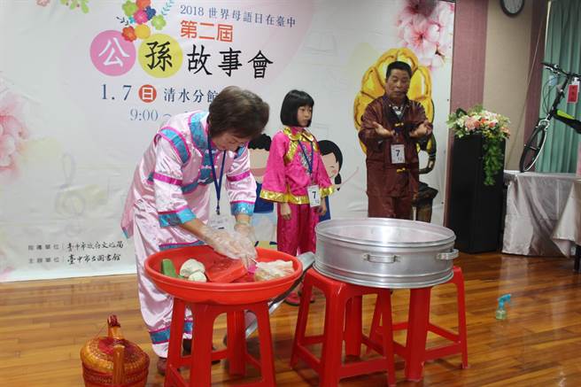 大楊國小3年級生林珮潔，與祖父母表演紅龜粿，還將大蒸籠搬上舞台