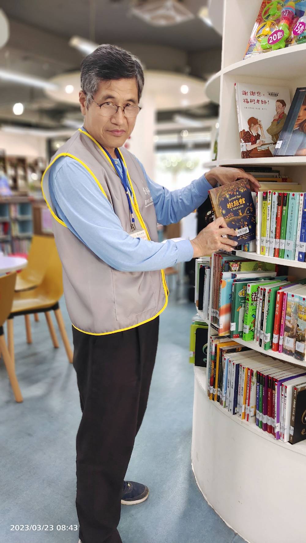 大甲圖書館志工賴文男：一個微笑一句謝謝，是服務下去的最大動力
