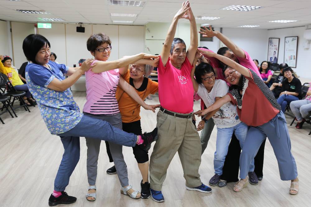 大開劇團團長劉仲倫透過簡單的劇場遊戲，讓志工們感受肢體與五感力量