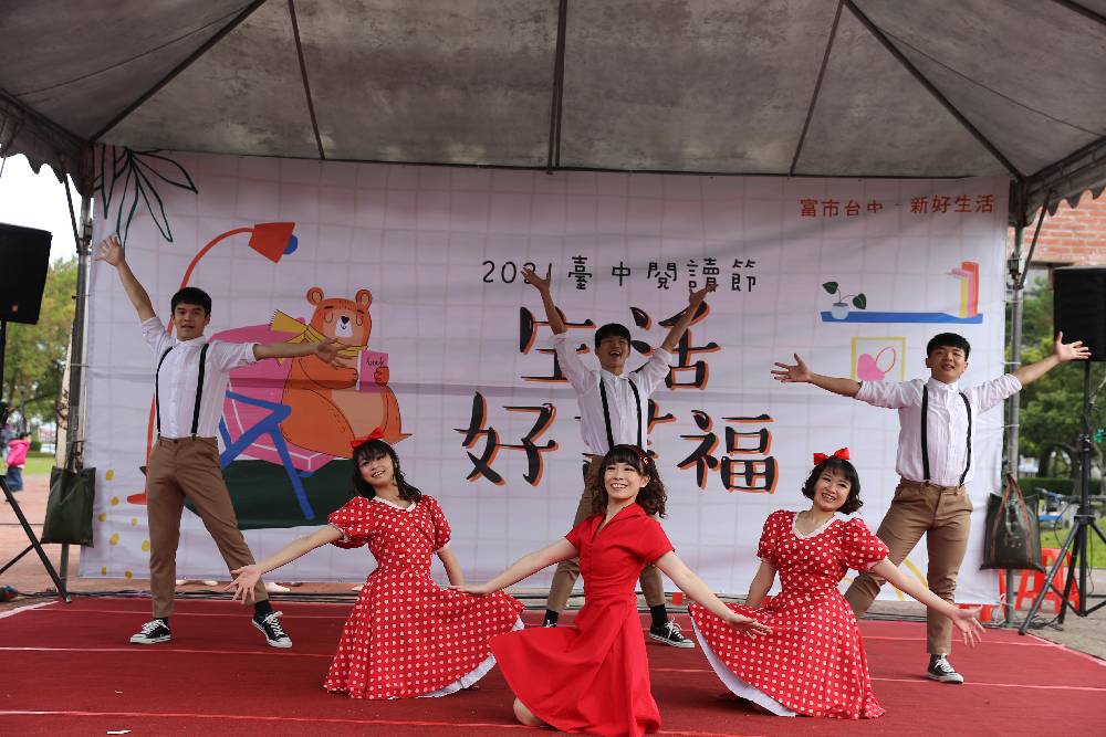 妙璇舞蹈團以「復古青春派對」為開幕表演，展現現代舞的多元風格