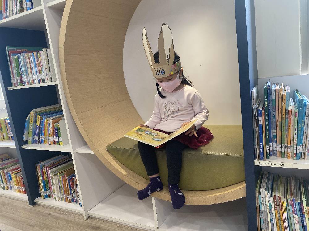 小朋友於圖書館內閱讀小兔彼得繪本