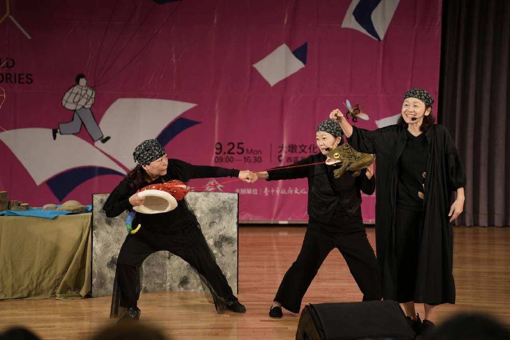 屏東縣的貓頭鷹兒童劇團演出「癩蝦蟆與變色龍」