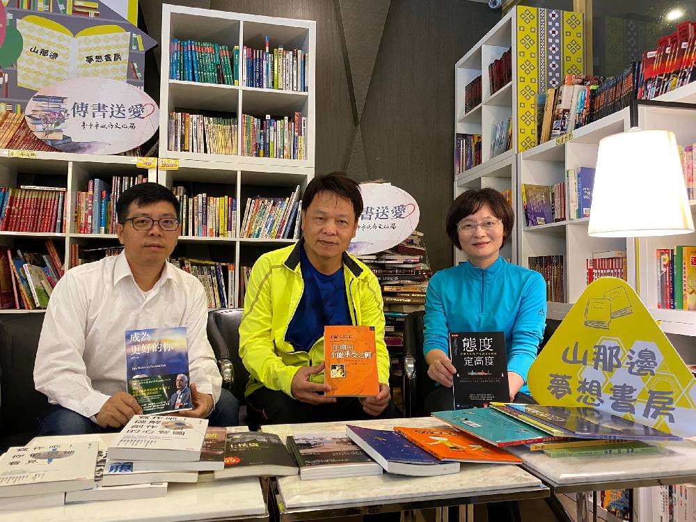 山那邊夢想書房的書籍，梨山、環山、佳陽、松茂部落的居民、學生或長期在山上工作的民眾都可以外借