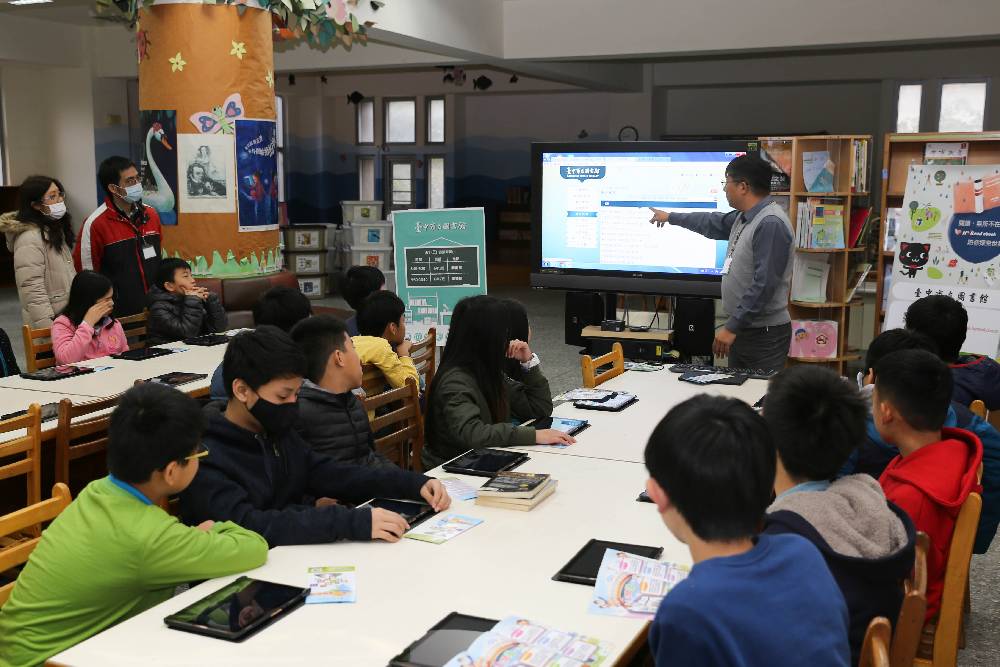 市圖推廣電子書進入校園