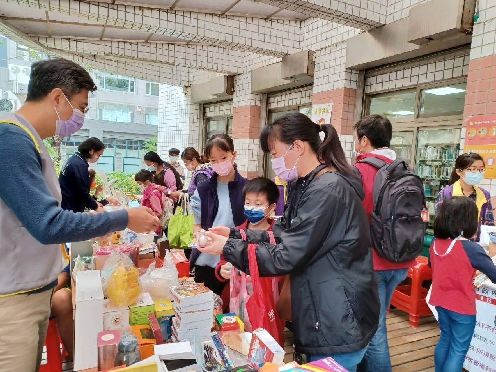 市集活動以生活用品、公仔及各種贈品，歡迎民眾來南屯圖書館尋寶