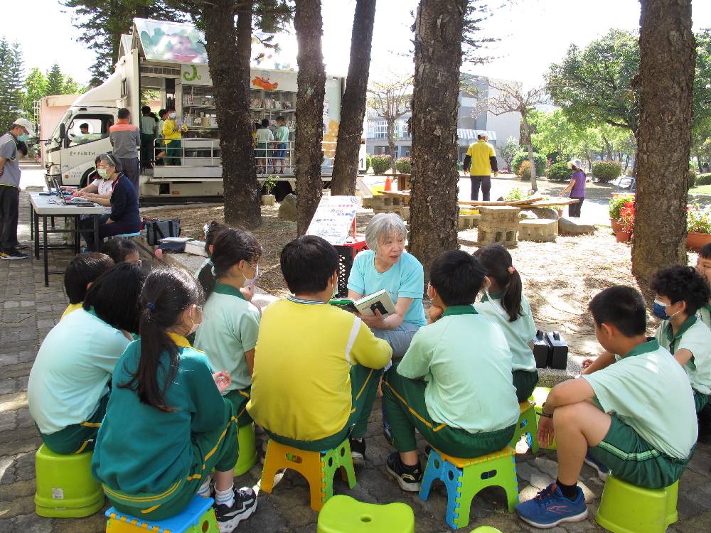 志工王美華：最愛看孩子專注聽故事的模樣，讓她內心充滿正能量