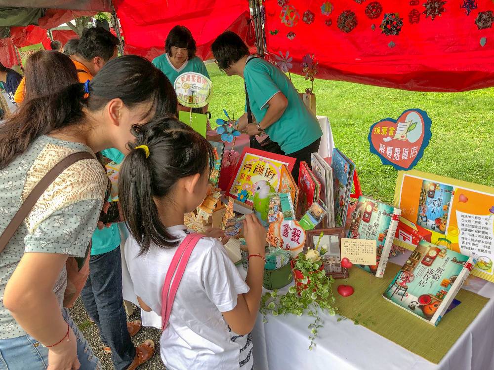 攤位豐富多元的書福市集等你來玩，民眾只要參與市集「躍讀大挑戰」活動即有機會獲獎