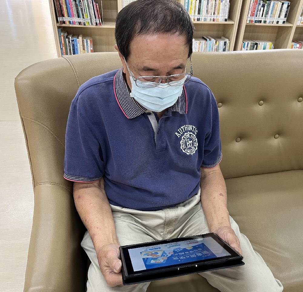 數位時代發展與手機通訊設備日漸普及，網路使用已成市民生活日常