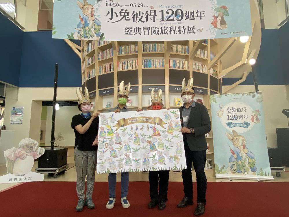 文化局施純福副局長與張曉玲館長、吳東霖經理及張永雄校長一起打開由小朋友畫的卡片