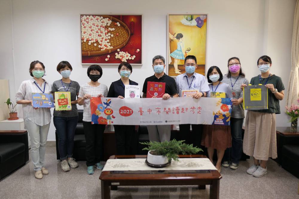 文化局長陳佳君帶領市圖團隊親至女子監獄，分享閱讀禮袋給帶子女服刑的受刑人