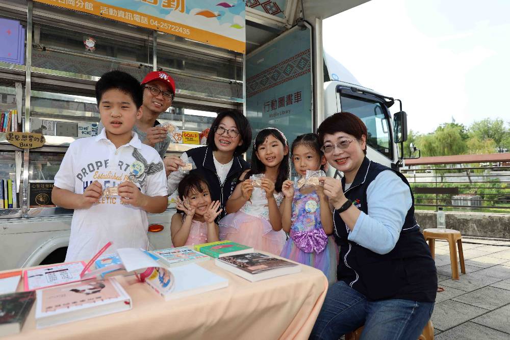 文化局長陳佳君與小朋友開心參加市集活動