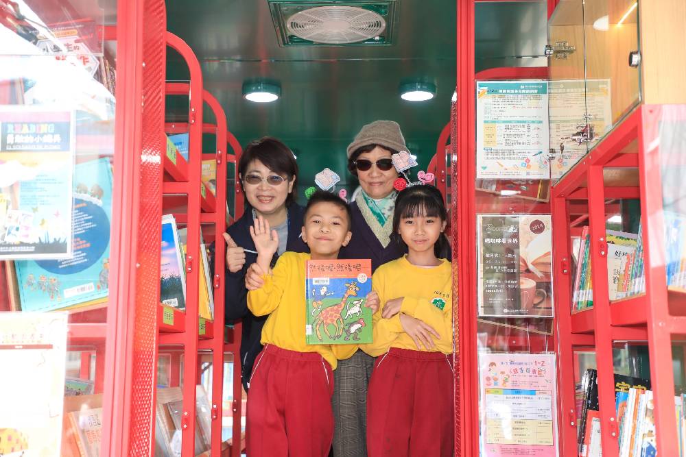 文化局長陳佳君與文英基金會代表律師林玫卿開心的和小朋友合照
