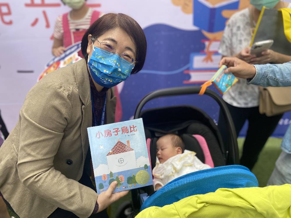 文化局長陳佳君贈送閱讀禮袋給嬰幼兒，讓閱讀從小開始