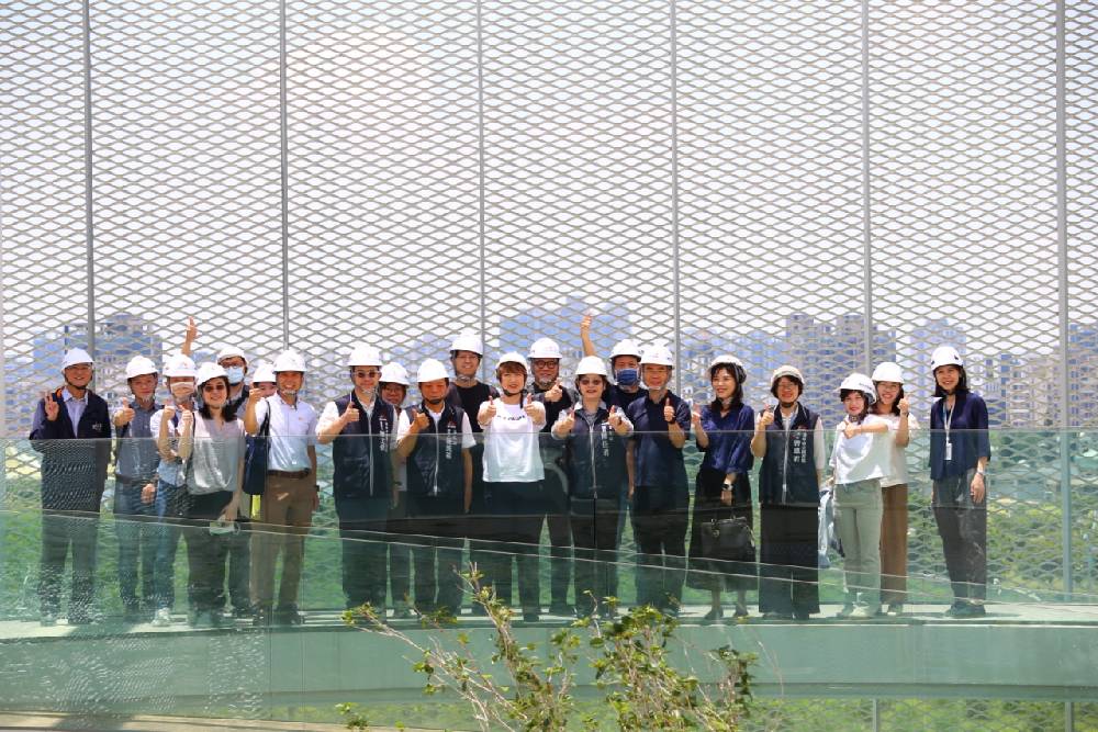 新北市政府副秘書長龔雅雯率隊參訪臺中綠美圖與市府團隊合影